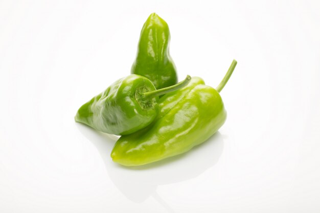 Groene paprika geïsoleerd. Capsicum annuum cultivars