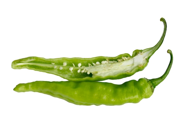 Groene paprika geïsoleerd op een witte achtergrond met uitknippaden