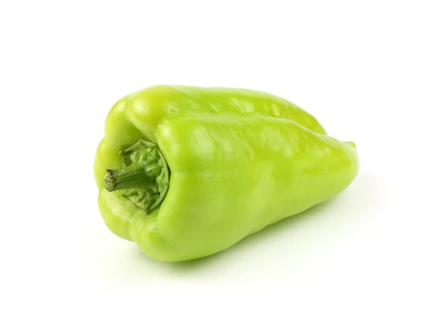 Groene paprika geïsoleerd