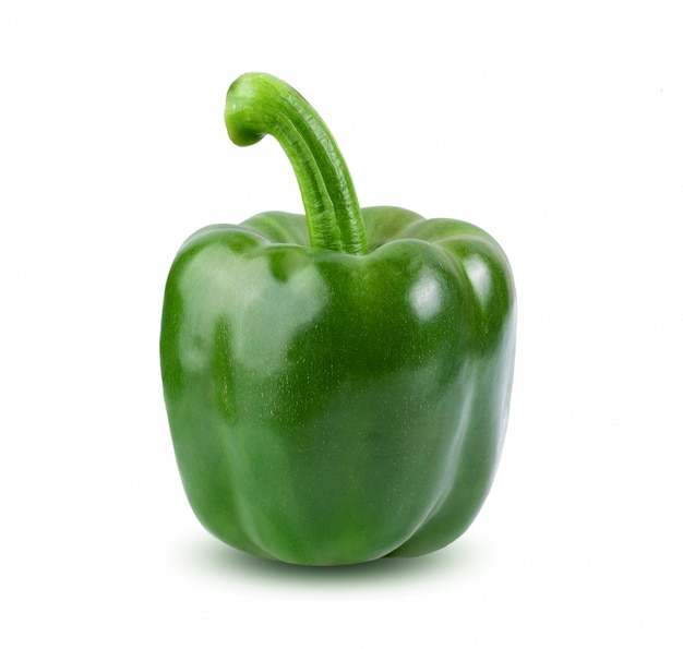 Groene paprika geïsoleerd