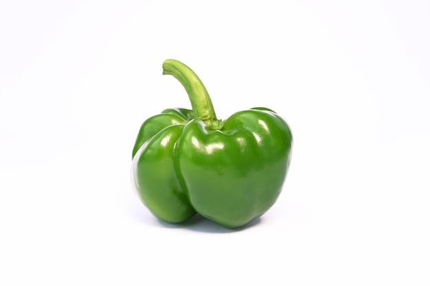Groene paprika met groene stengel op een witte achtergrond