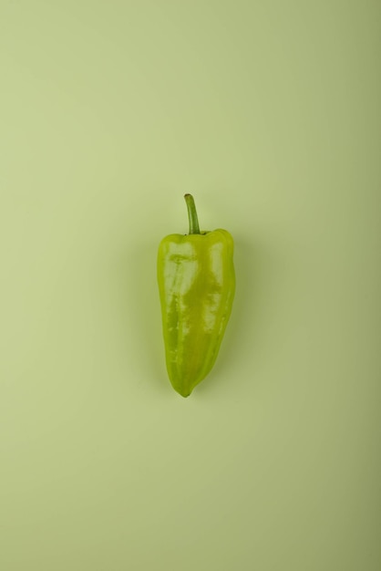 Groene paprika op groene achtergrond