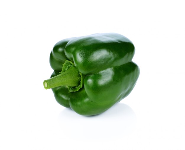 Groene paprika op wit wordt geïsoleerd dat