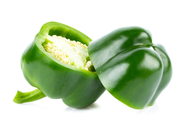 groene paprika op witte achtergrond