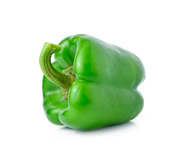 Groene paprika op witte achtergrond