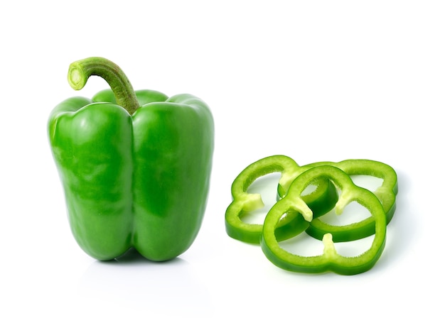 Groene paprika op witte achtergrond