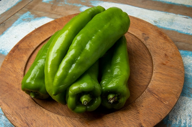 Foto groene paprika's op een houten bord