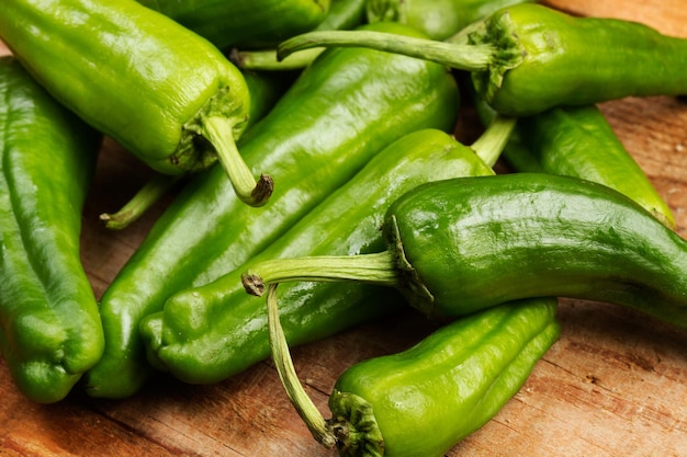 Groene paprika's op een houten tafel