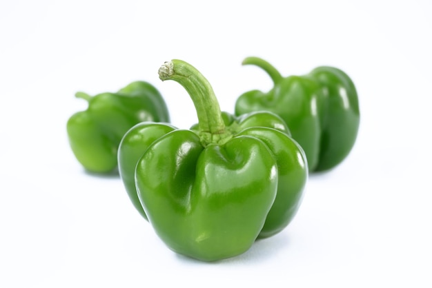 Groene paprika's op een witte achtergrond