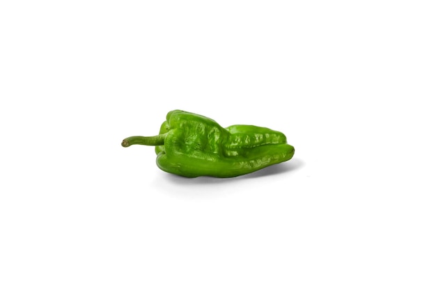 groene paprika's op witte achtergrond