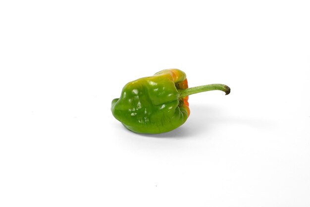 groene paprika's op witte achtergrond