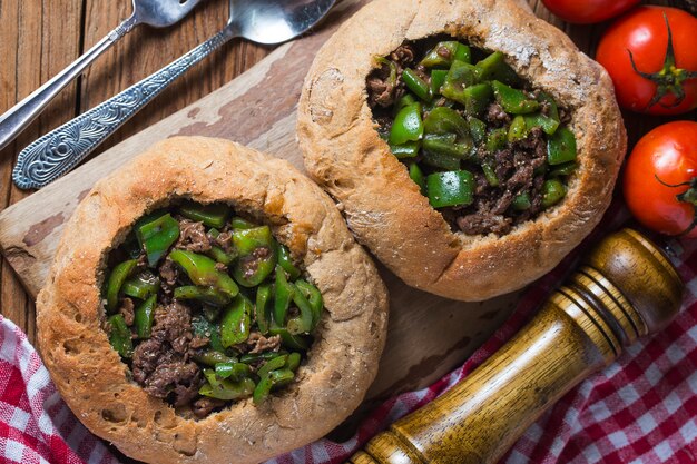 Groene peper gebakken rundvleesbrood