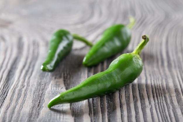 Groene peper op een houten tafel