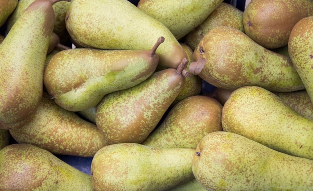 Groene peren bij een marktclose-up