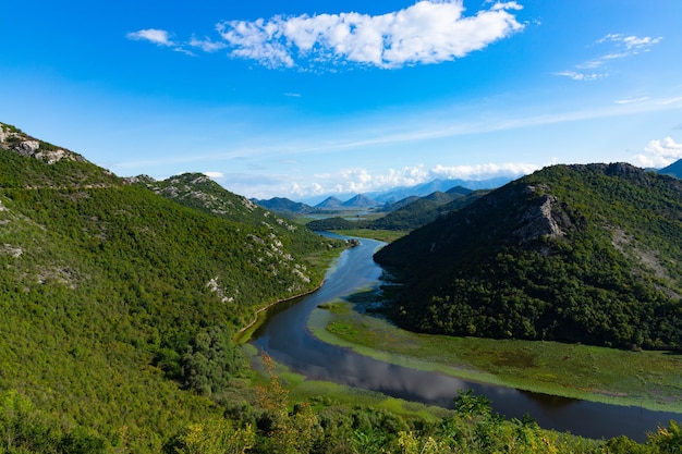 Groene piramide, een berg aan de rivier de Crnojevich of de Zwarte Rivier, vlakbij de oevers van het Skadarmeer. Montenegro