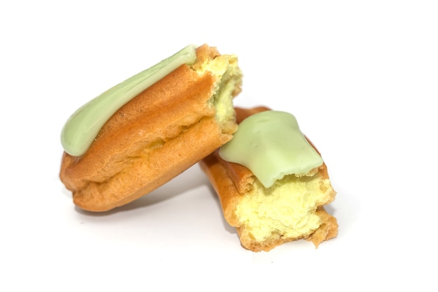 Groene pistache eclair geïsoleerd op wit.