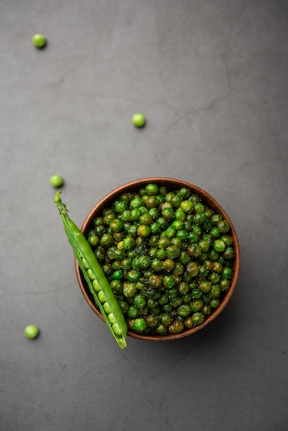 Groene pittige erwten gebakken of geroosterde namkeen, droge snacks of chakna geconsumeerd met cocktaildrankjes in India