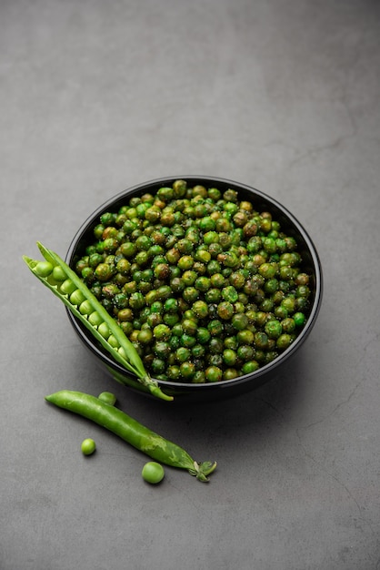 Groene pittige erwten gebakken of geroosterde namkeen, droge snacks of chakna geconsumeerd met cocktaildrankjes in India