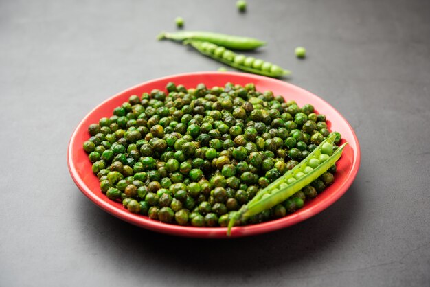 Groene pittige erwten gebakken of geroosterde namkeen, droge snacks of chakna geconsumeerd met cocktaildrankjes in India