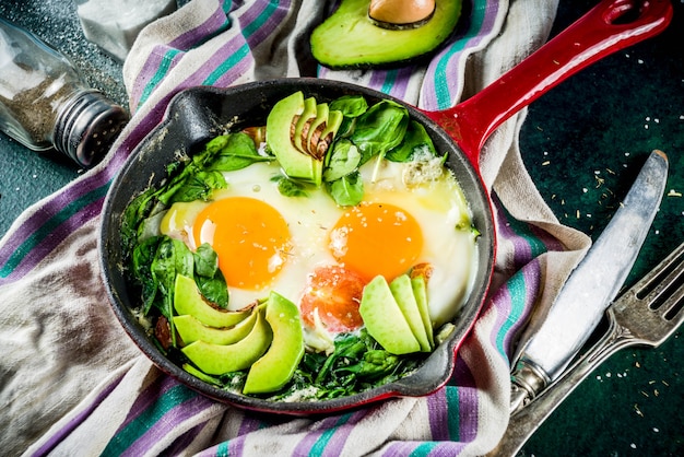 Groene plantaardige shakshuka