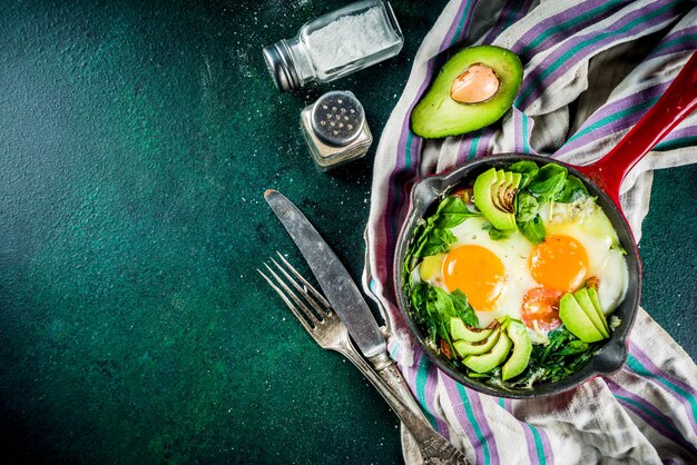 Groene plantaardige shakshuka