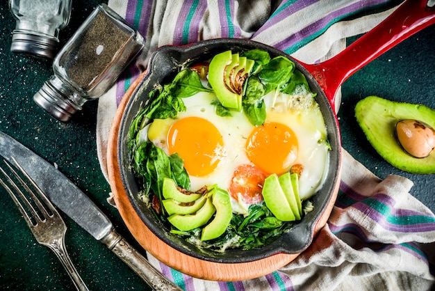 Groene plantaardige shakshuka