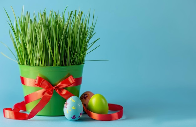 Groene plastic pot bevat gras met paaseieren in de buurt op blauwe achtergrond nowruz foto achtergrond