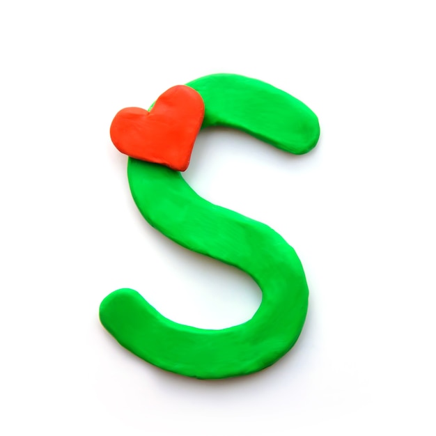 Foto groene plasticine letter s engelse alfabet met rood hart wat liefde betekent