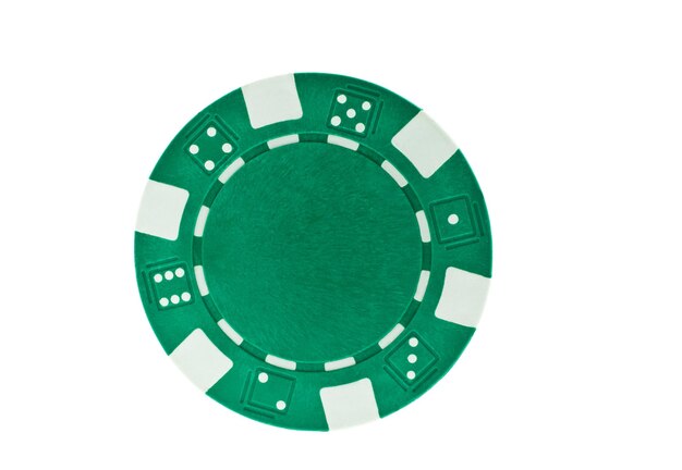 Foto groene pokerchip geïsoleerd op witte achtergrond.