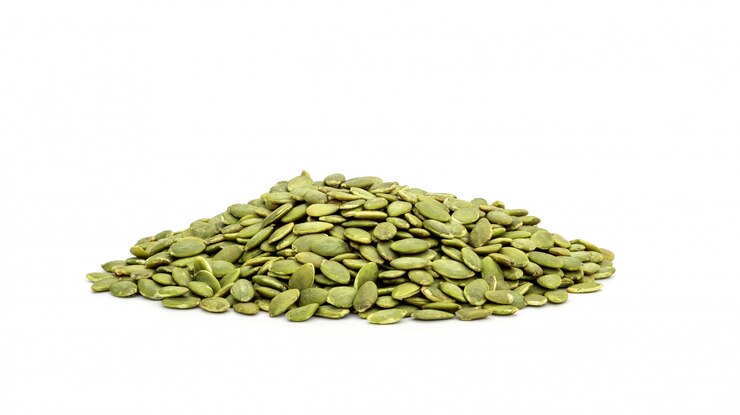 Groene pompoenpitten op een witte achtergrond