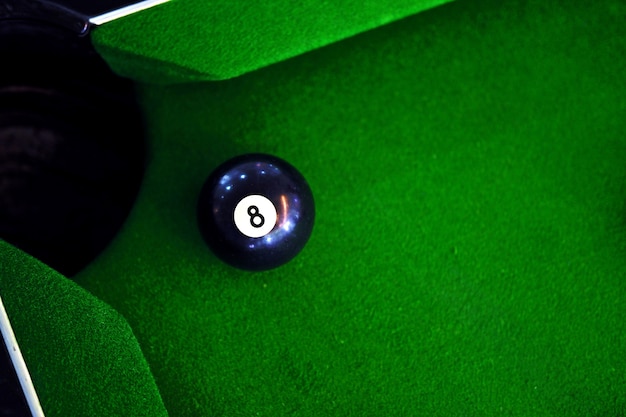Groene poollijst met bal. Acht bal