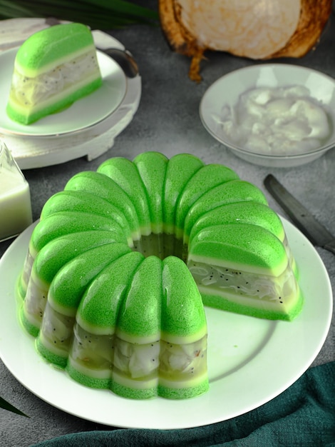 groene puddingcake, zoet en taai gemaakt van kokos en pandanbladeren geserveerd op een bord