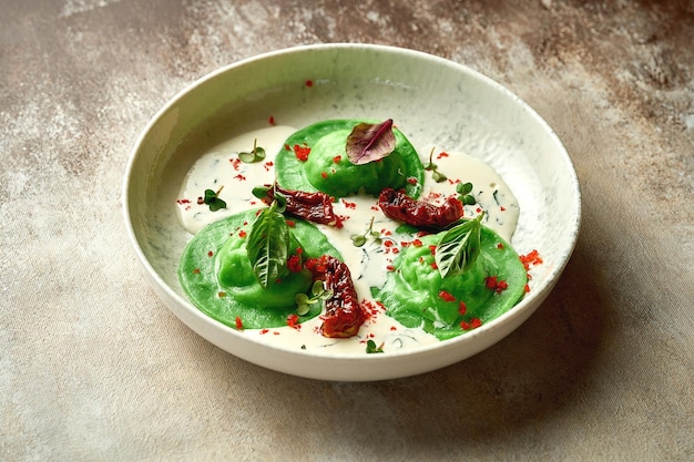 Groene ravioli met kipgehakt in roomsaus Selectieve aandacht Close-up