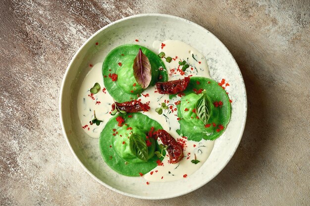 Groene ravioli met kipgehakt in roomsaus selectieve aandacht close-up