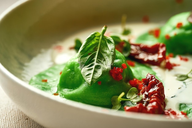 Groene ravioli met kipgehakt in roomsaus Selectieve aandacht Close-up