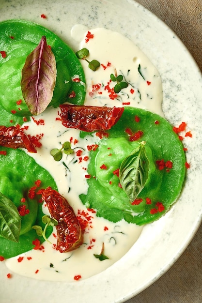 Groene ravioli met kipgehakt in roomsaus Selectieve aandacht Close-up