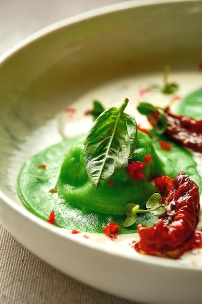 Groene ravioli met kipgehakt in roomsaus Selectieve aandacht Close-up