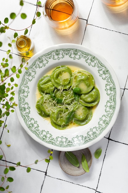 Groene ravioli van spinaziedeeg gevuld met ricotta en champignons