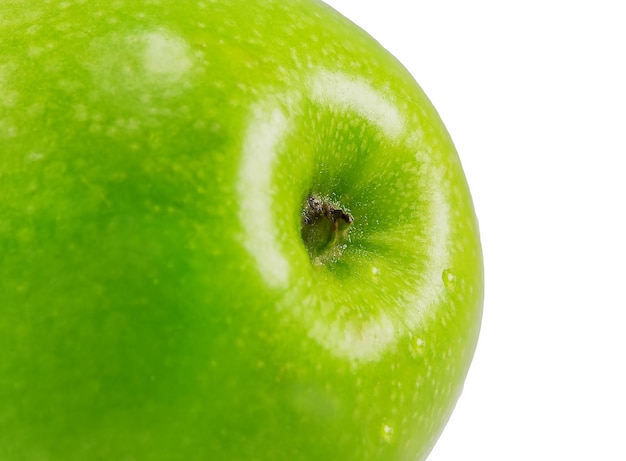 Groene rijpe appel close-up geïsoleerd op witte achtergrond