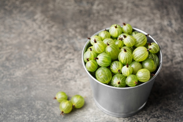 Groene rijpe kruisbessen