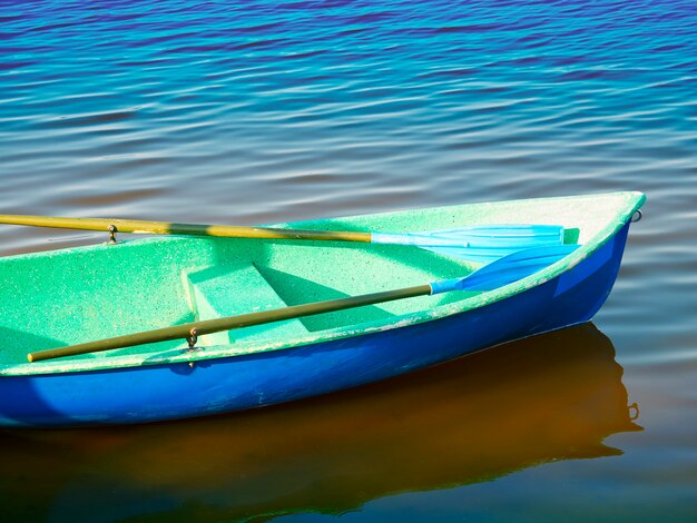 Groene rivierboot in detail object achtergrond hd