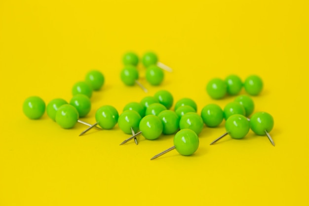 groene ronde briefpapierspelden op geel