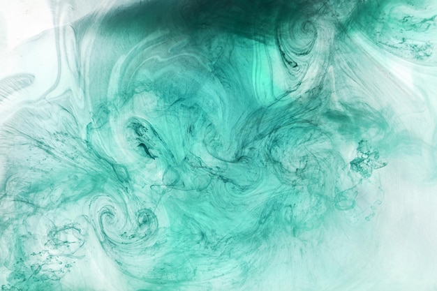 Groene rook op witte inkt achtergrond kleurrijke mist abstracte wervelende smaragdgroene oceaan zee acrylverf pigment onderwater