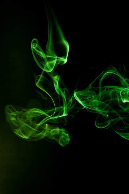 Foto groene rookbeweging op zwarte achtergrond