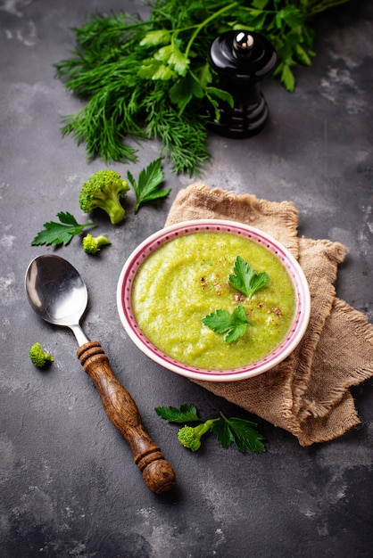 Groene roomsoep met broccoli