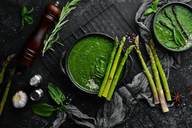 Groene roomsoep met spinazie en asperges Gezonde voeding Bovenaanzicht Vrije ruimte voor uw tekst