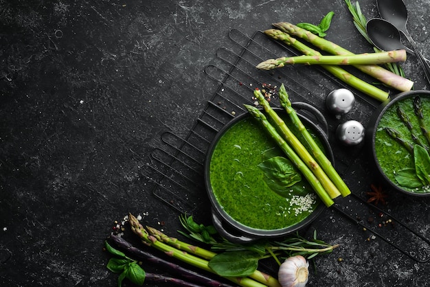 Groene roomsoep met spinazie en asperges Gezonde voeding Bovenaanzicht Vrije ruimte voor uw tekst