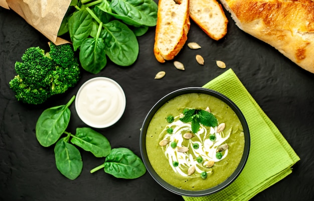 Groene roomsoep van spinazie en broccoli. beton of leisteen achtergrond. Het concept van een gezonde voeding en voeding.