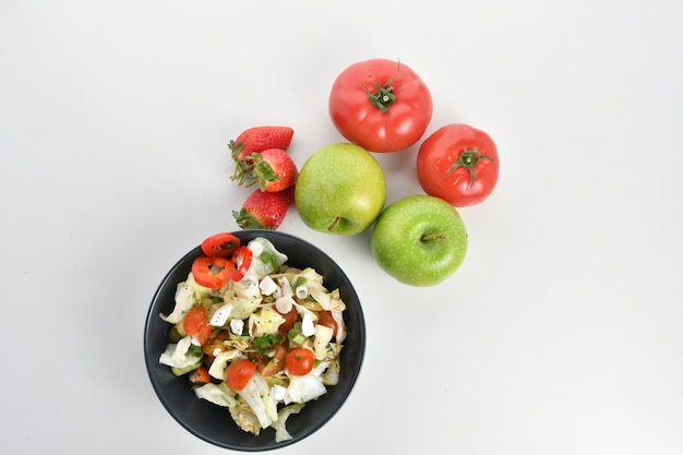 Groene salade die op witte achtergrond wordt geïsoleerd