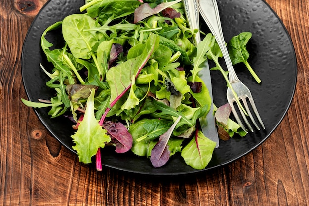 Foto groene salade met gemengde groenten